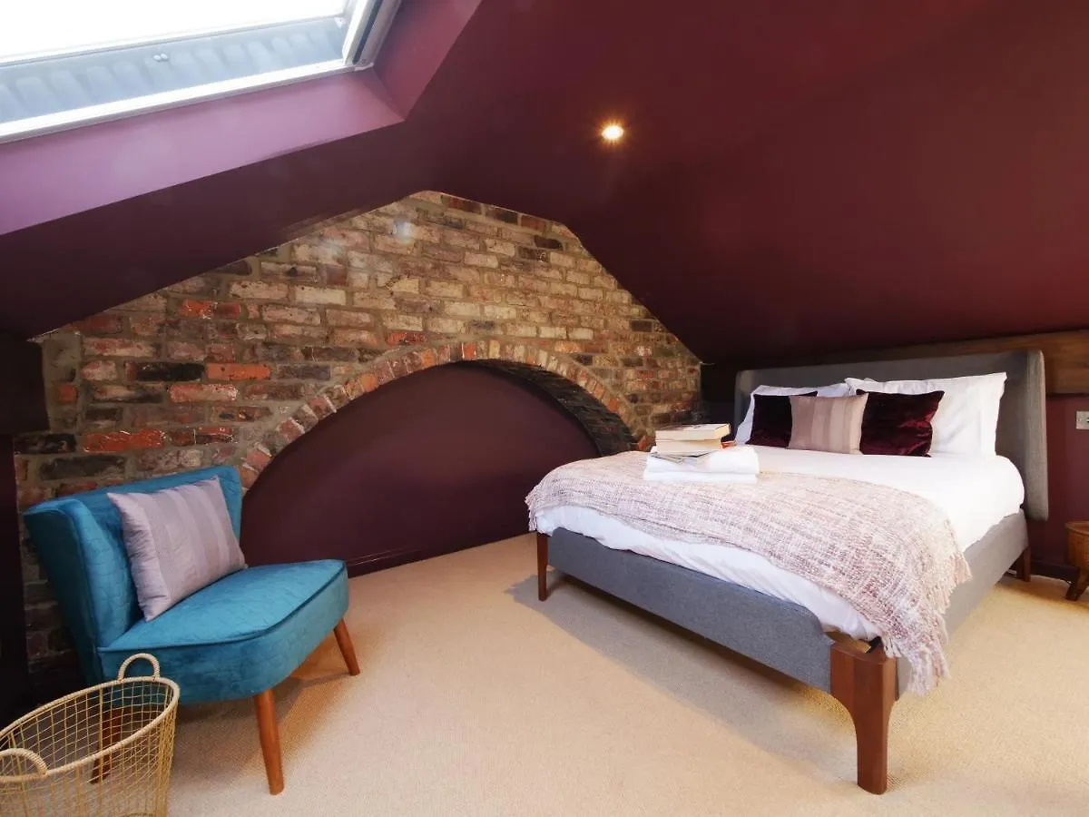 Bar Wall Cottage-City Wall Views-Sleeps 5 York