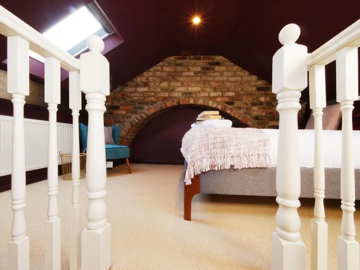Bar Wall Cottage-City Wall Views-Sleeps 5 York