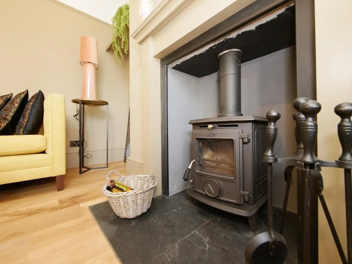 Bar Wall Cottage-City Wall Views-Sleeps 5 York 0*,