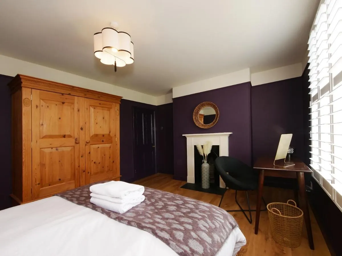 Bar Wall Cottage-City Wall Views-Sleeps 5 York