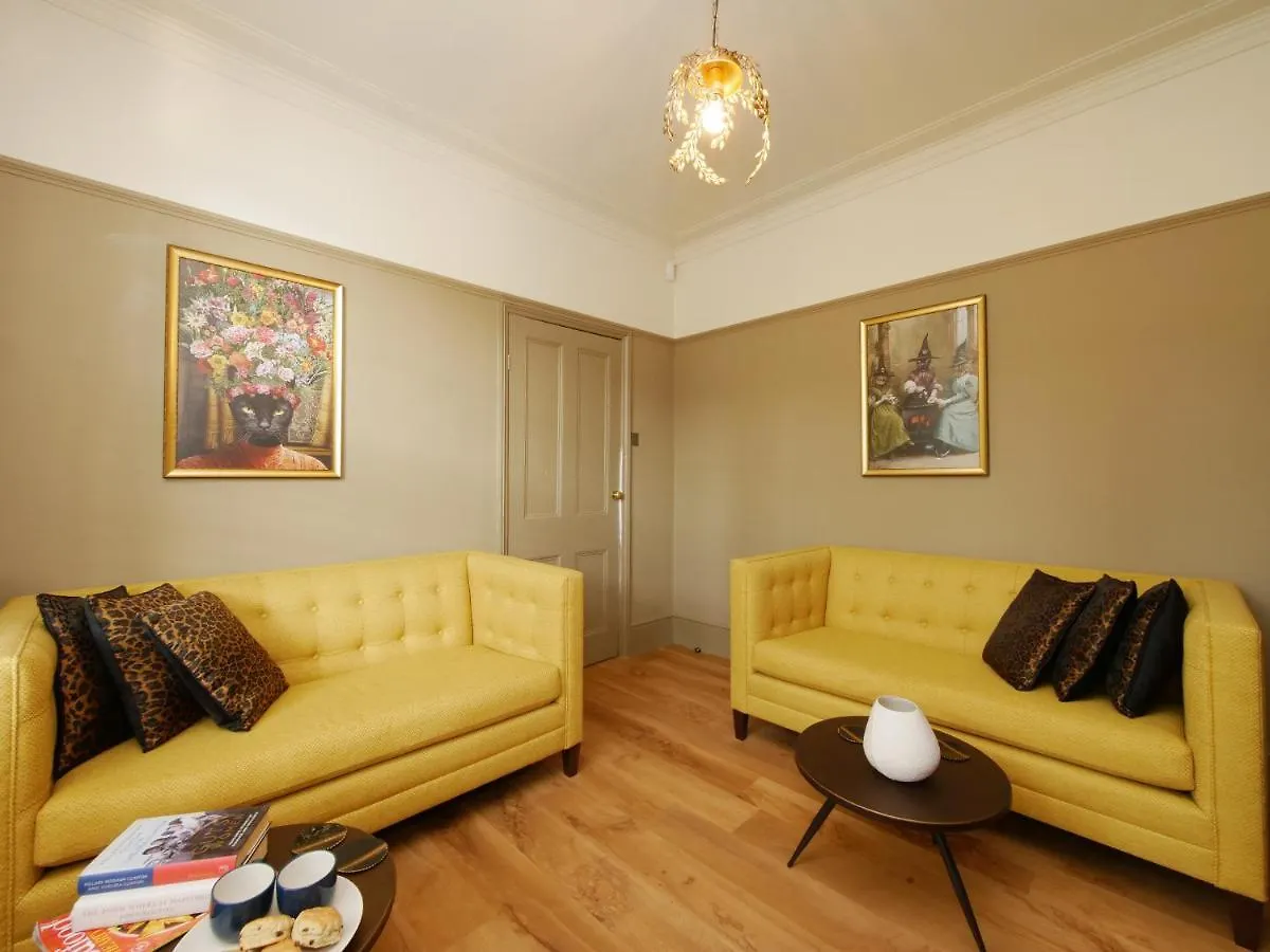 Bar Wall Cottage-City Wall Views-Sleeps 5 York 0*,