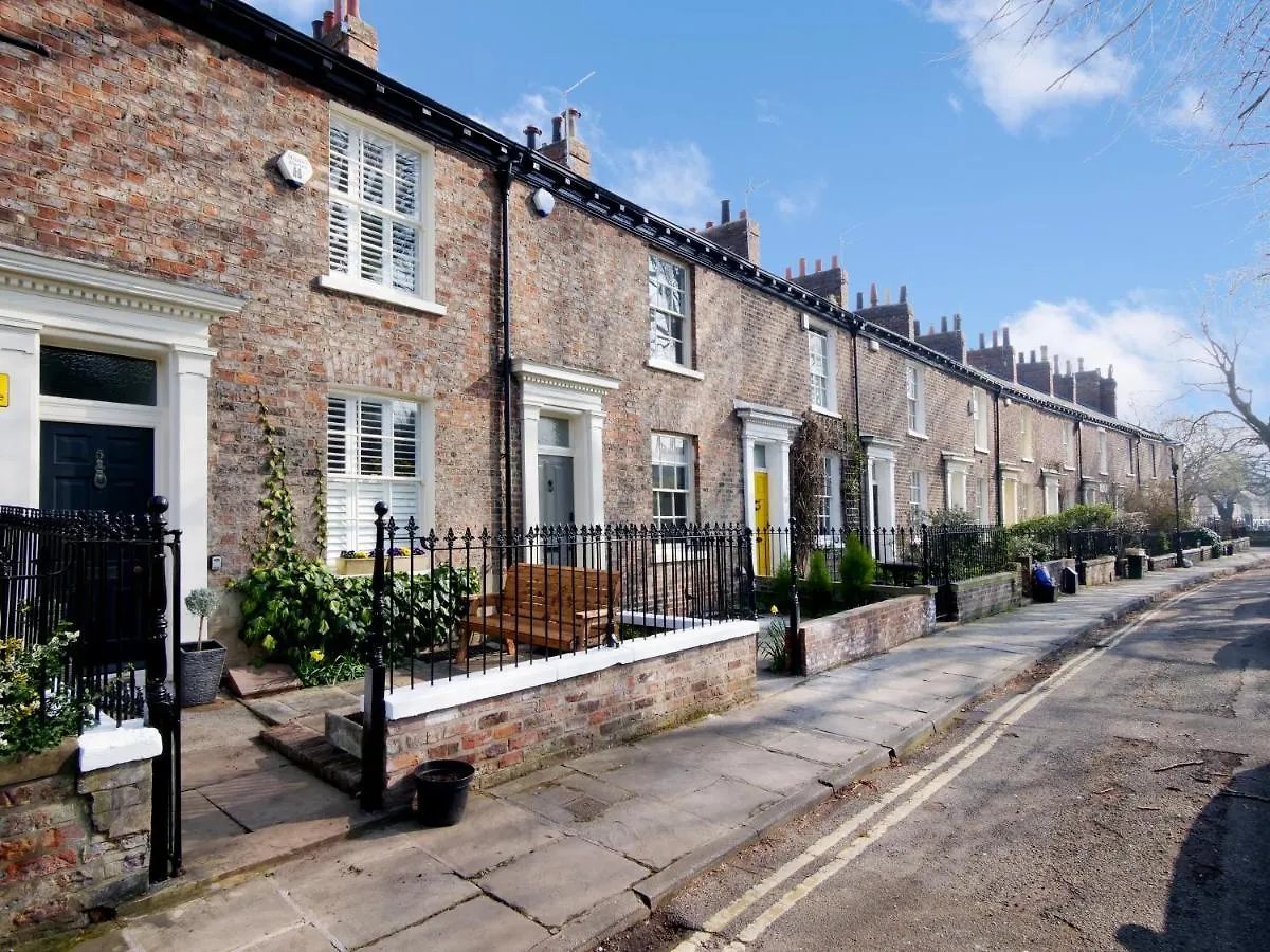 Bar Wall Cottage-City Wall Views-Sleeps 5 York