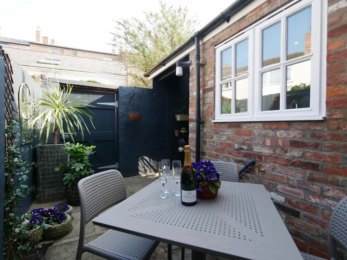 Bar Wall Cottage-City Wall Views-Sleeps 5 York Tatil Evi