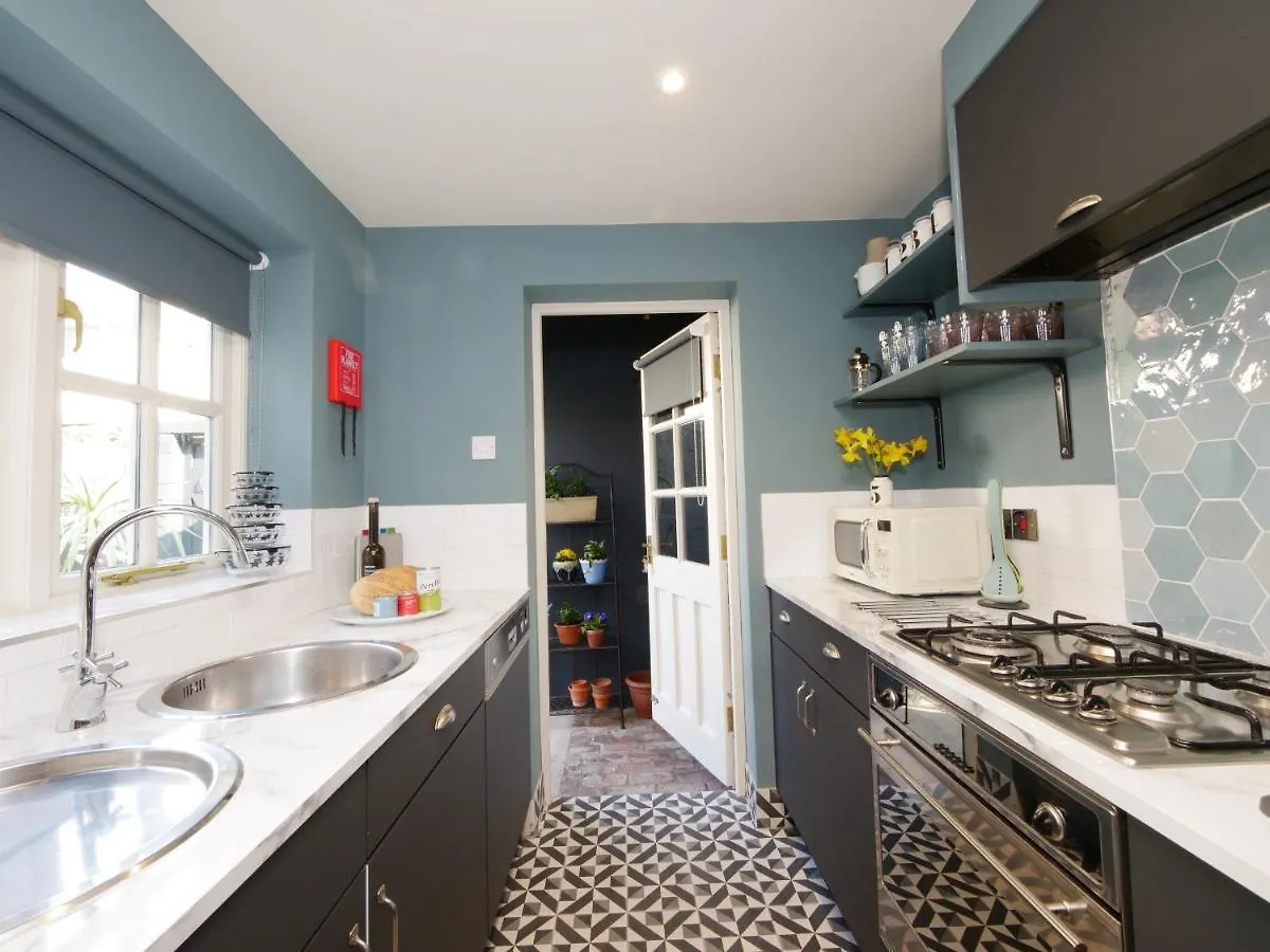 Bar Wall Cottage-City Wall Views-Sleeps 5 York